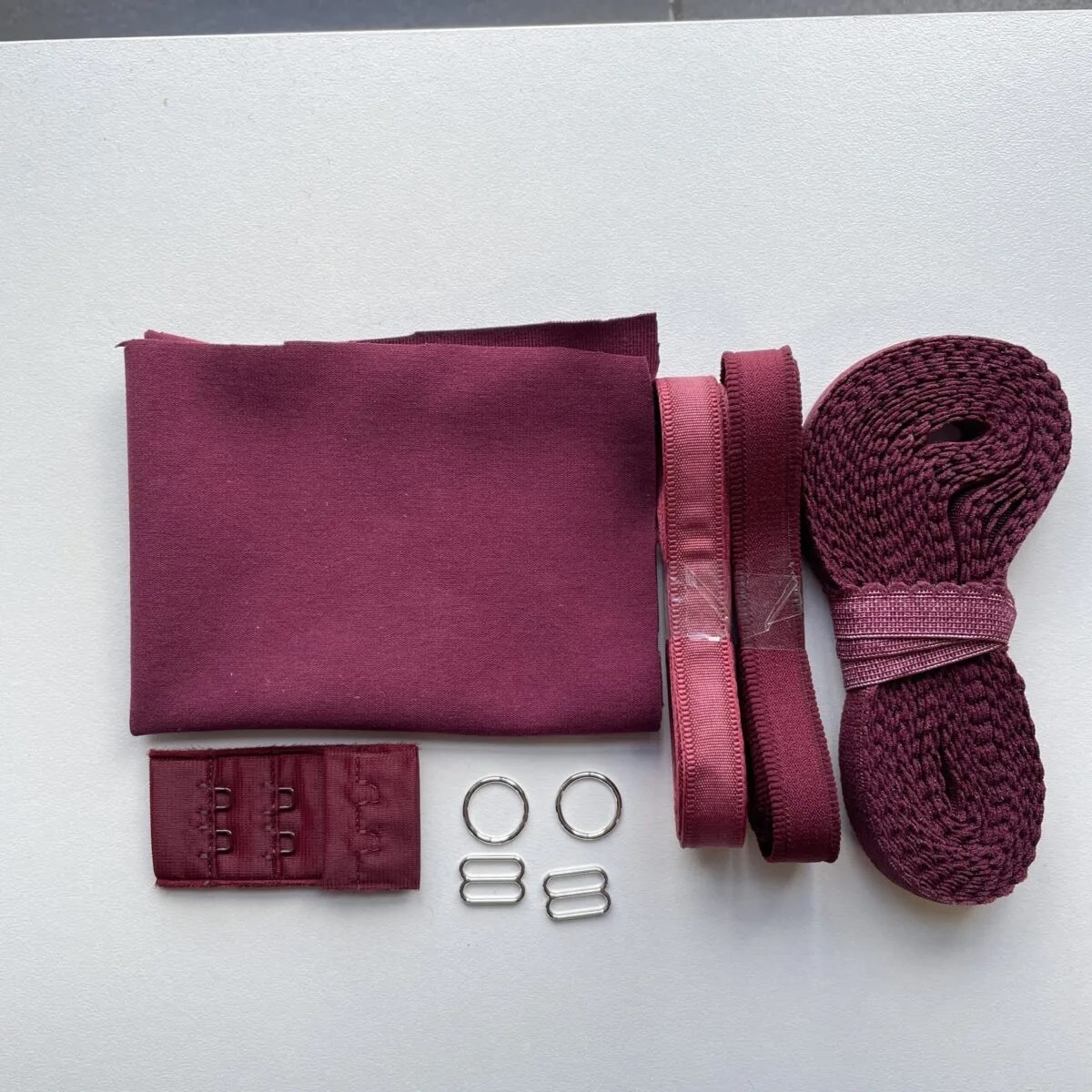 Fournituren setje bordeaux rood