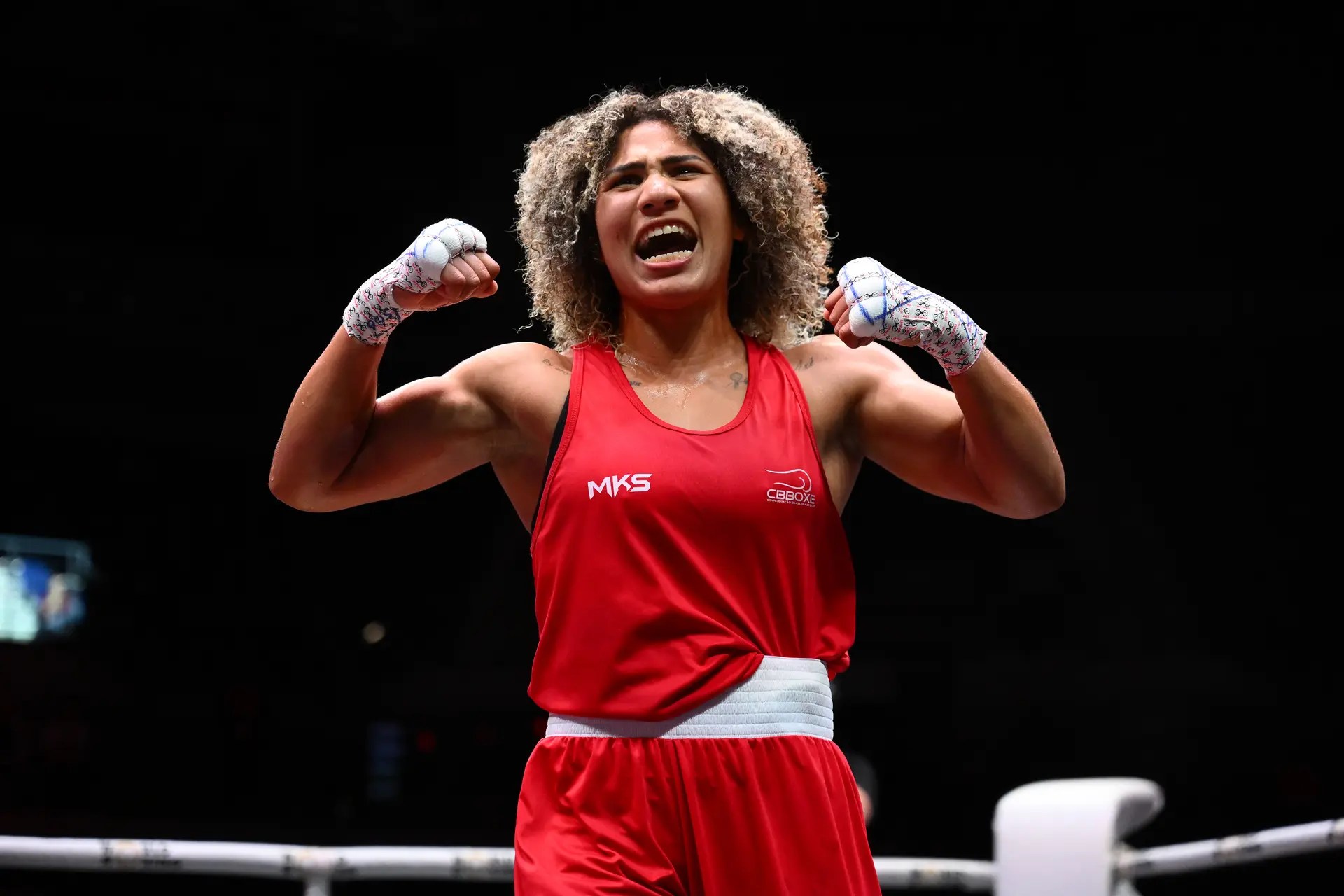 Rebeca Lima comemorando vitória no Mundial de Boxe em Liverpool
