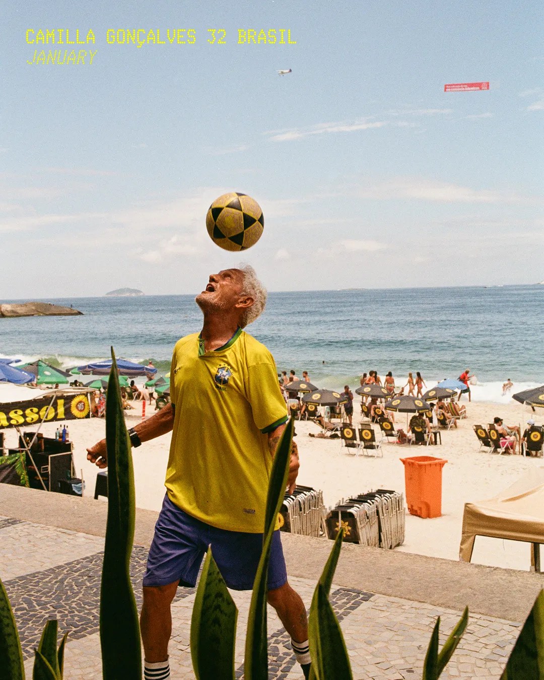 Homem usando brasileirinha em foto de Camila Gonçalves escolhida pela revista i-D entre as melhores de 2025