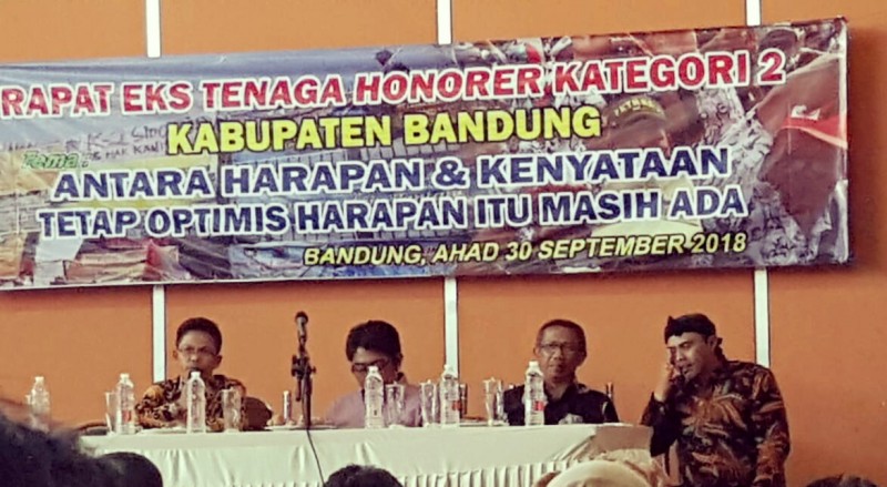 Silahkan download contoh format sk pengangkatan guru honorer (gtt) . Fkghs Minta Bupati Keluarkan Sk Untuk Guru Honorer Bandungraya