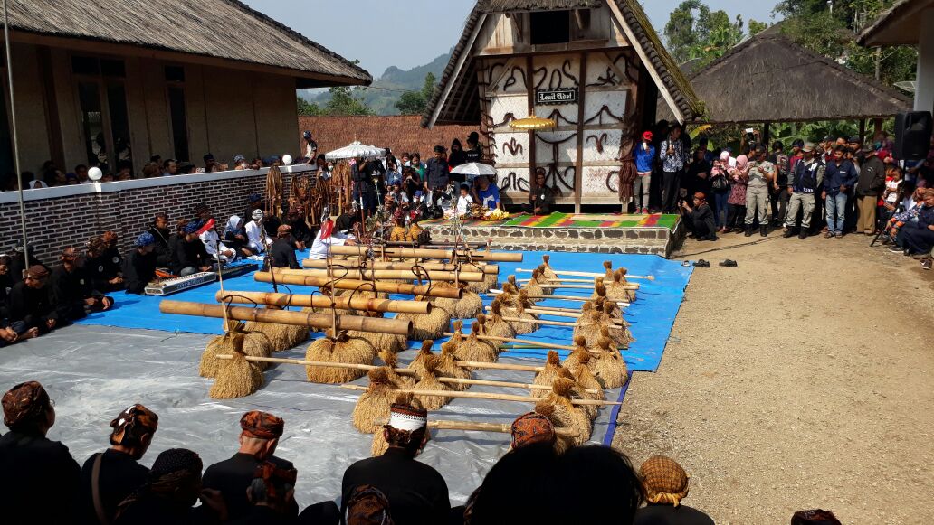 Kasepuhan Cisungsang Gelar Ritual Puncak Adat Seren Taun 2017 – Banten Hari  Ini