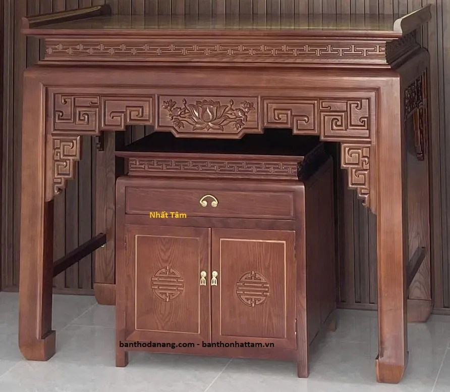 Cận cảnh chi tiết bàn thờ gỗ sồi với vân gỗ tuyệt đẹp