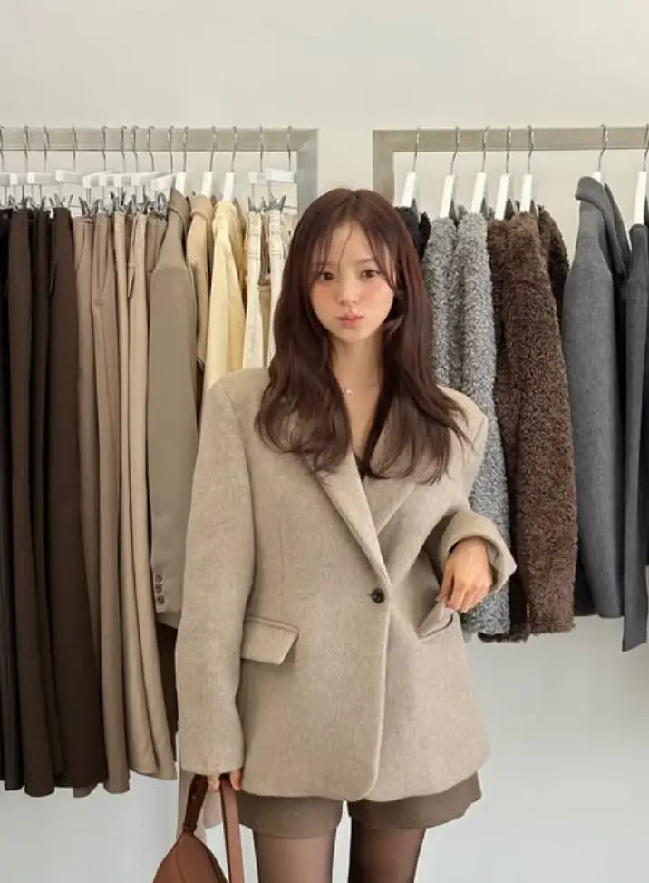 베이지 재킷과 브라운 숏팬츠를 매치한 김지영의 미니멀한 가을 패션 스타일 (Kim Ji-young beige jacket autumn look)