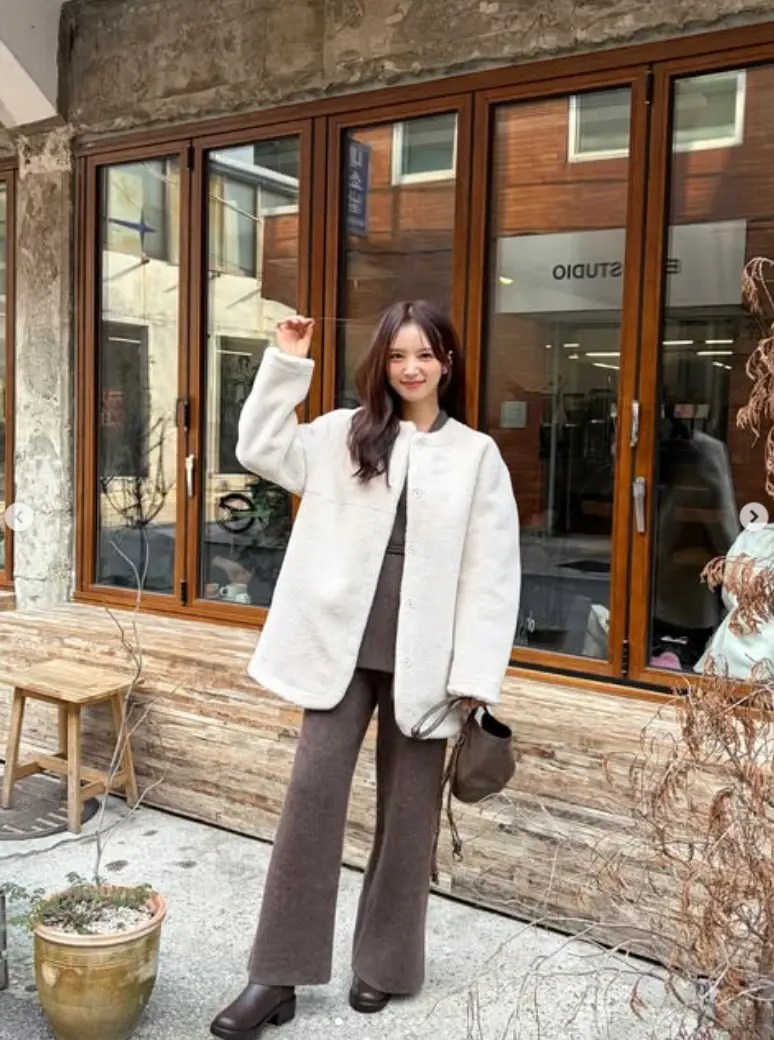 화이트 보아 자켓과 브라운 세트 착장을 입은 김지영의 감성적인 거리 패션 (Kim Ji-young white jacket brown outfit street style)