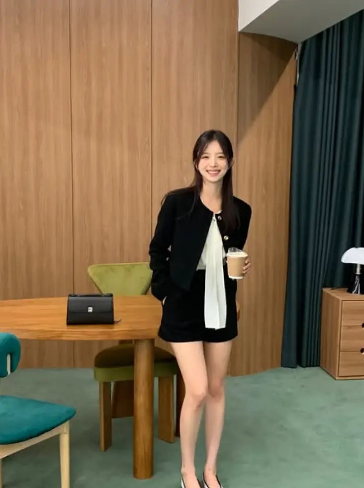 블랙 자켓을 입고 커피를 들고 있는 김지영