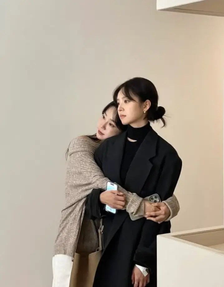 두 여성이 따뜻하게 포옹하는 모습