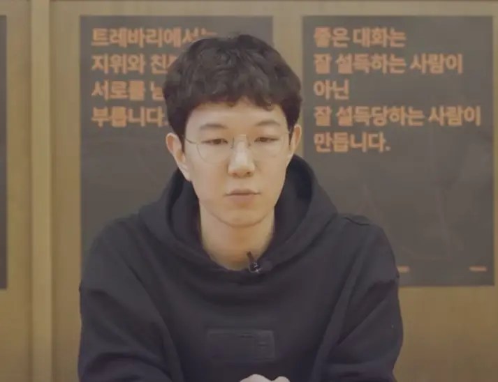 트레바리 대표가 인터뷰 중 진지한 표정으로 이야기하는 모습