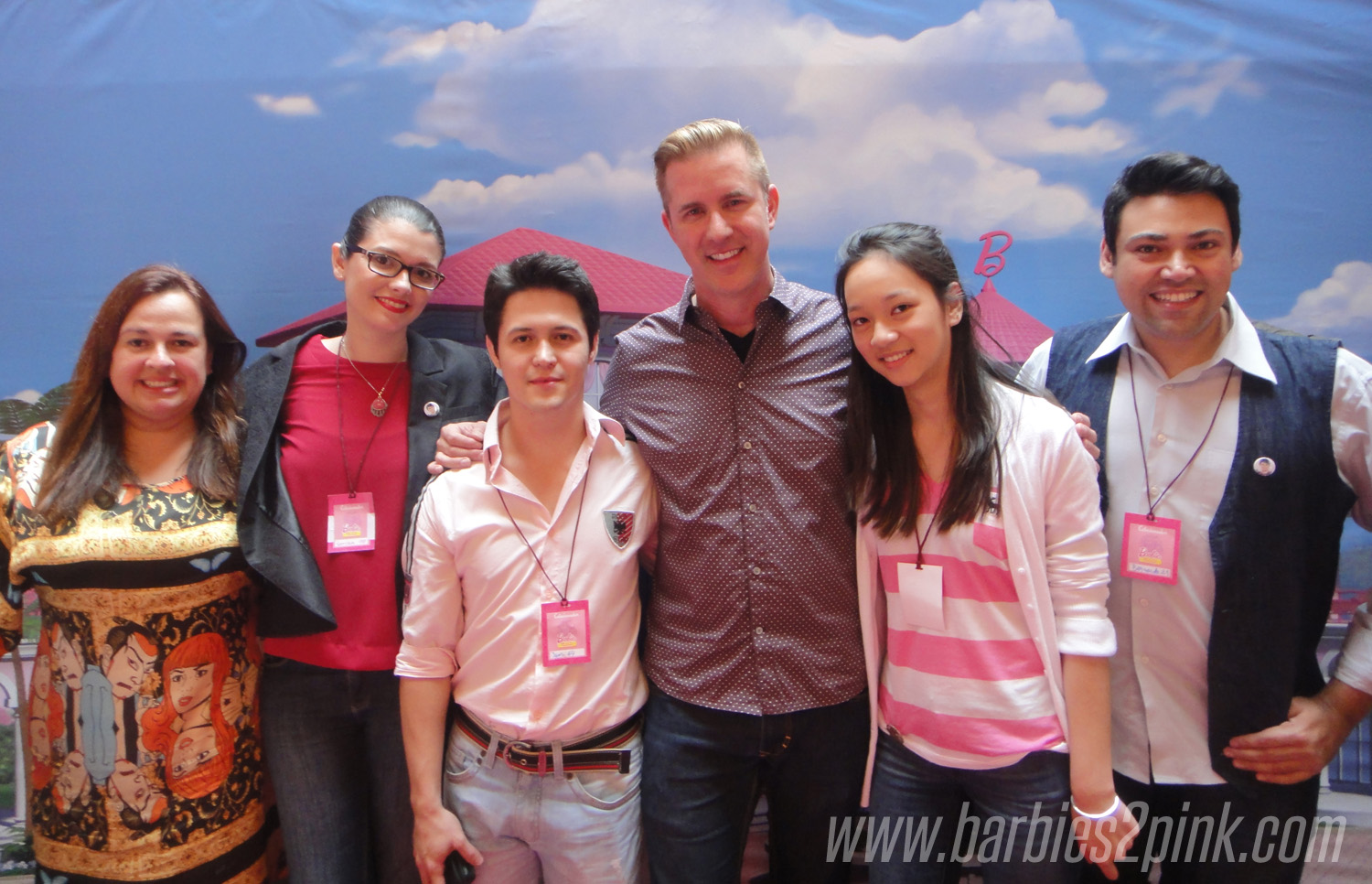 Blogueiros posando para fotos! Plano de fundo: Casa dos Sonhos! | Foto: Caori para BS2P