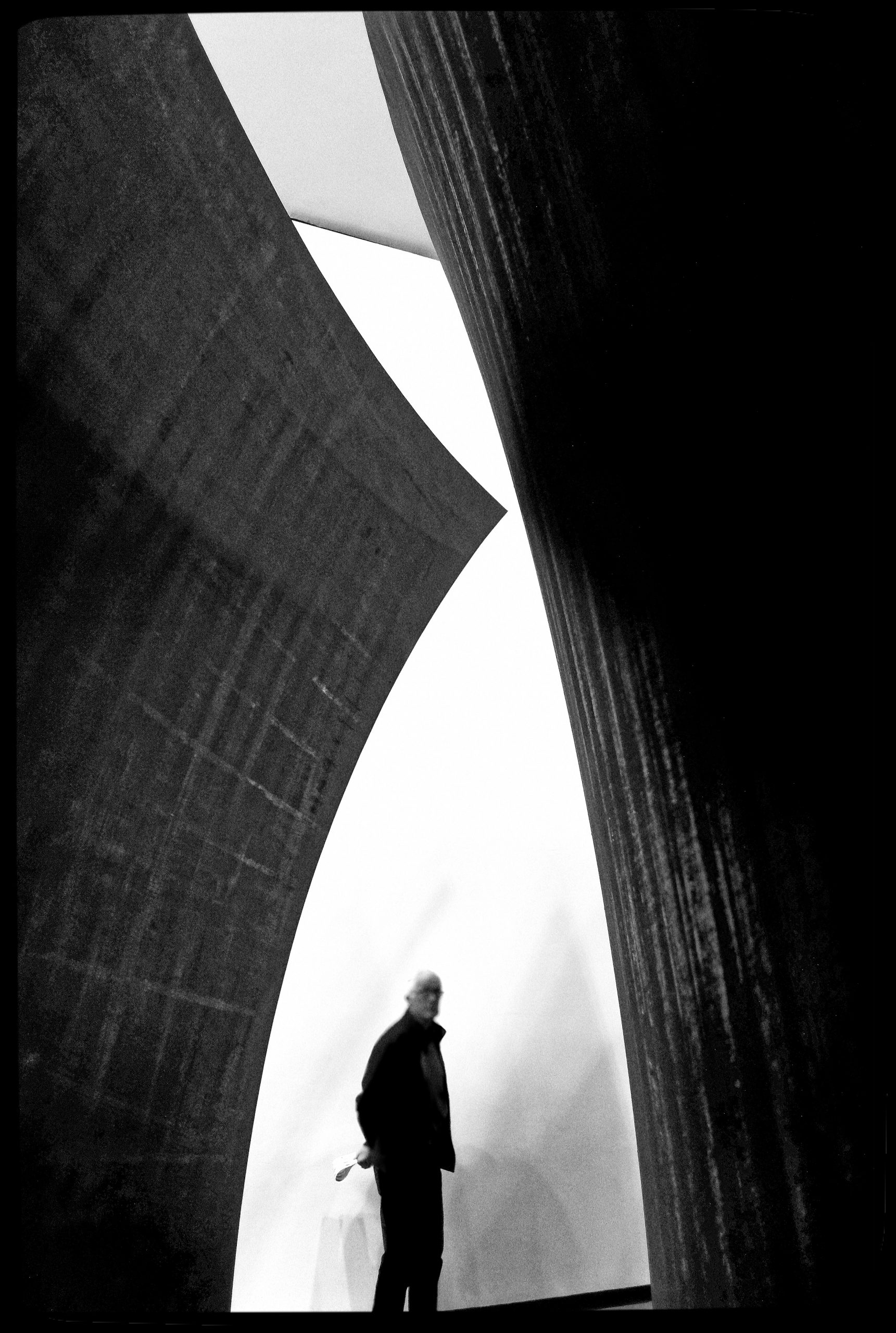 Silhouette dans une architecture de béton à Bilbao, photographie de Fred Encuentra
