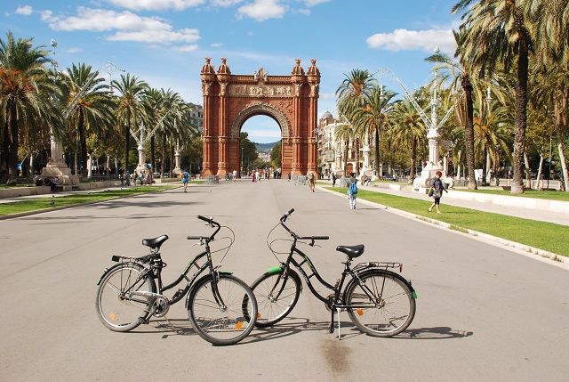 Bicycle tours, bicing city bikes, 200km of special bicycles lanes and more. Biking In Barcelona How To Get Around In Barcelona By Bike
