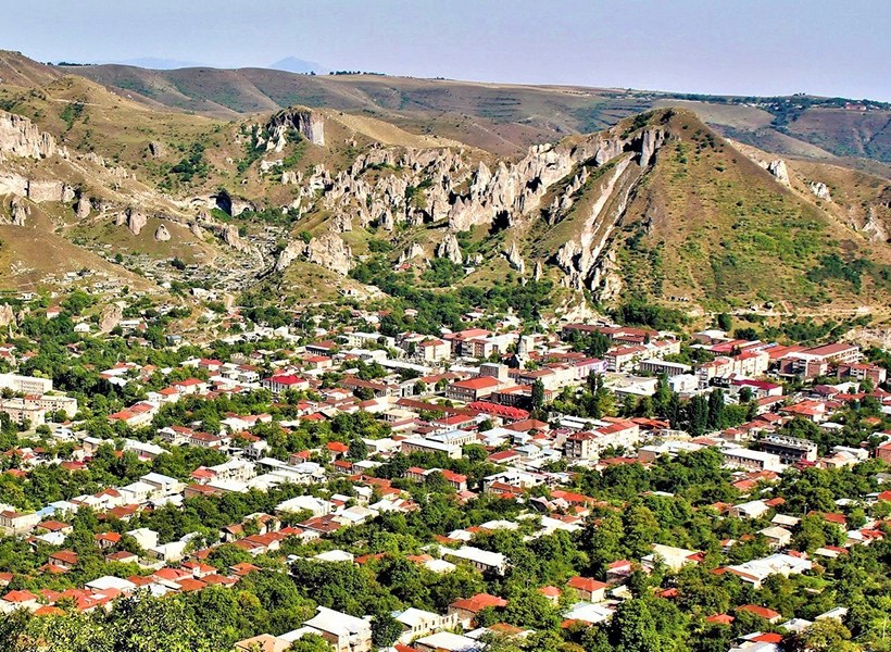 Поскольку горис часто посещают туристы, здесь есть уютные гостиницы и гостевые дома. Tury I Otdyh V Gorise Barev Armeniya Tur