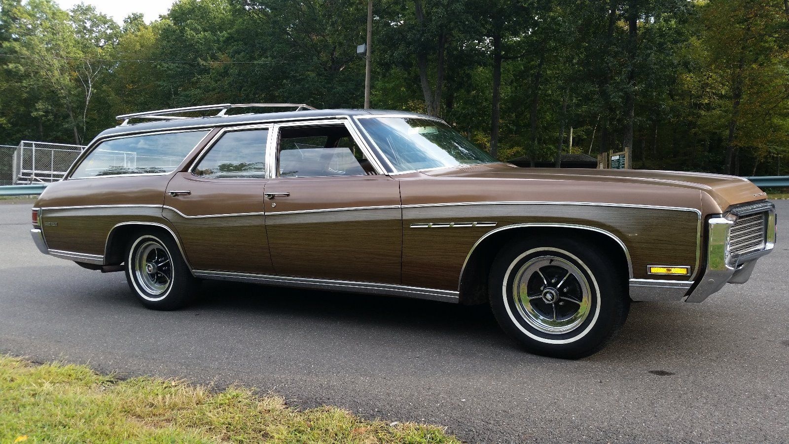 Classy & huge! 1970 buick estate wagon