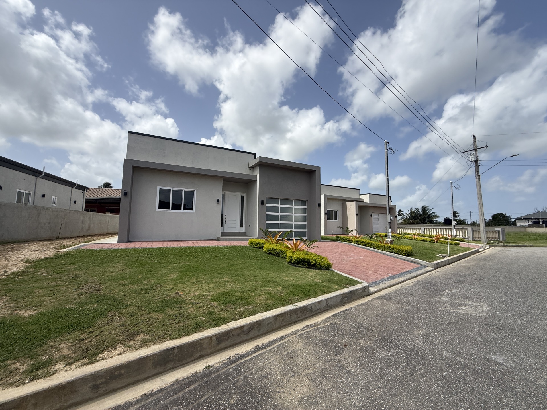 3 bedroom Lima Estate home for sale