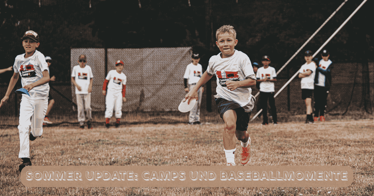 Kinder laufen dynamisch über den Rasen beim Baseball Sommercamp der Baseball School Berlin, im Vordergrund ein Junge in Bewegung mit T-Shirt-Aufschrift "Sommerferien Camp", Text-Banner: "Sommer Update: Camps und Baseballmomente"