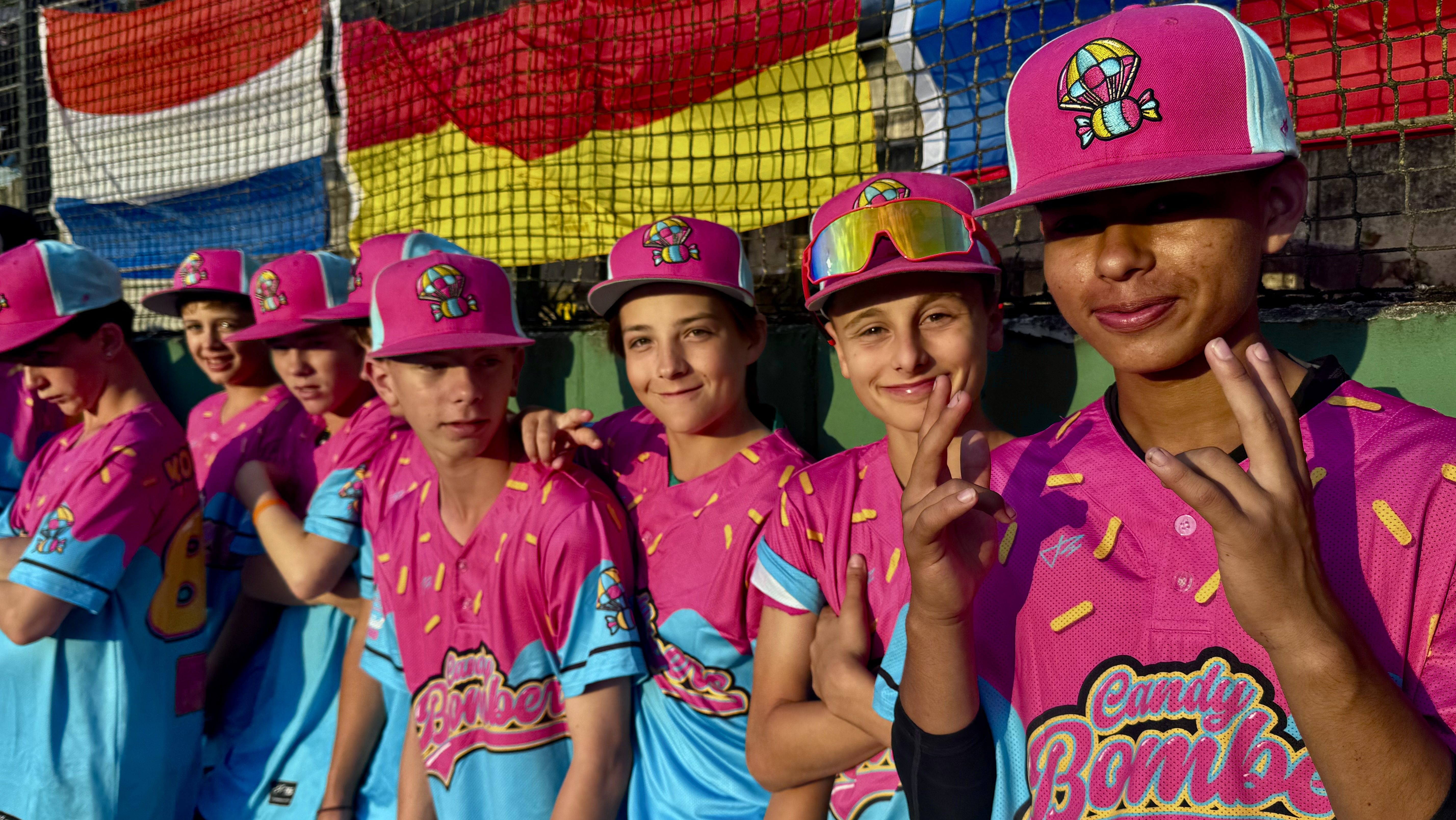 Jugendspieler der Candy Bombers der Baseball School Berlin aufreiht am Spielfeldrand beim DoKom21 SuperCup in Dortmund.