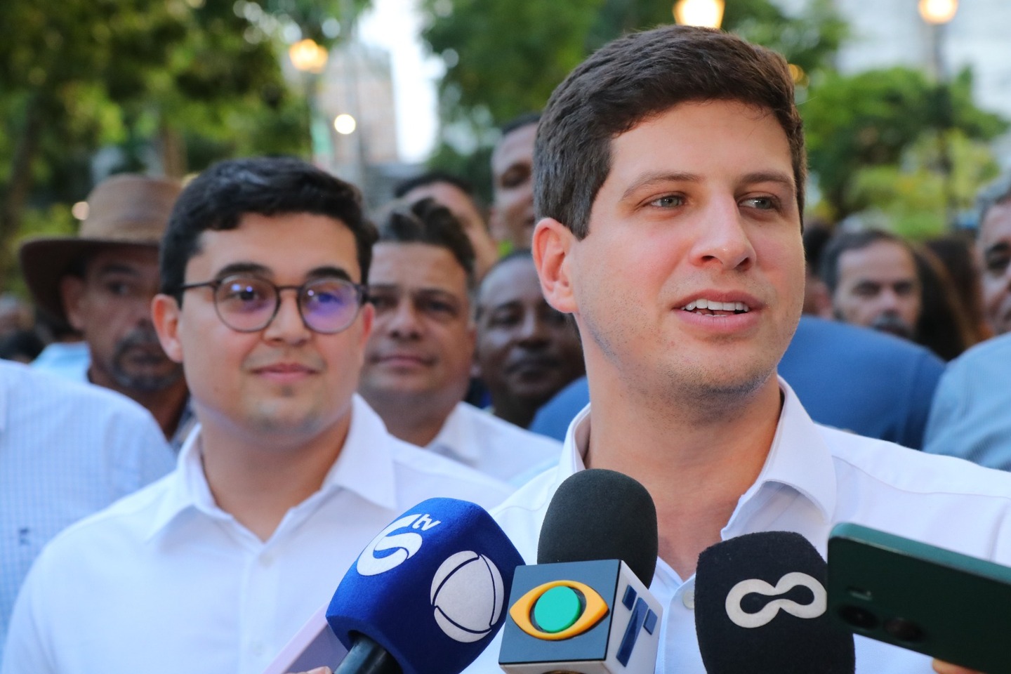 Mesmo apoiando Lula, Prefeito do Recife defende diálogo com Flávio Bolsonaro