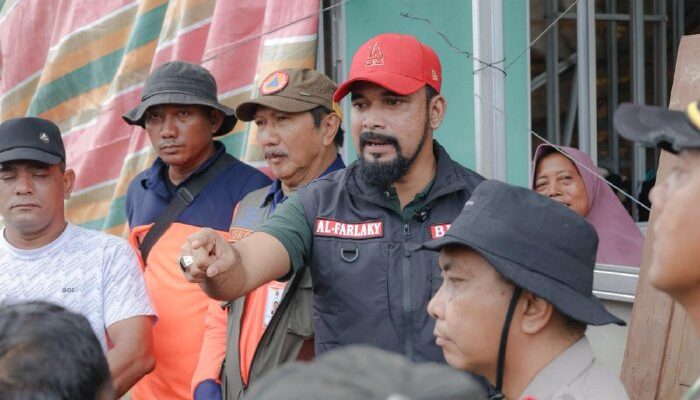 Bupati Al-Farlaky Dialog dengan Warga Pelalu, Soroti Lambannya Progres Huntara