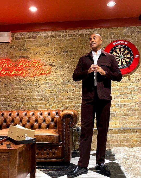 Collections Batch London - Download Classic Dark Texture | Desktop