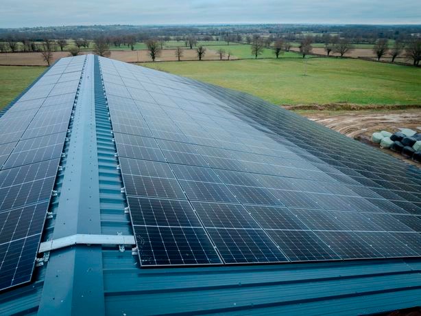 Rénovation de hangar agricole avec intégration de toiture photovoltaïque