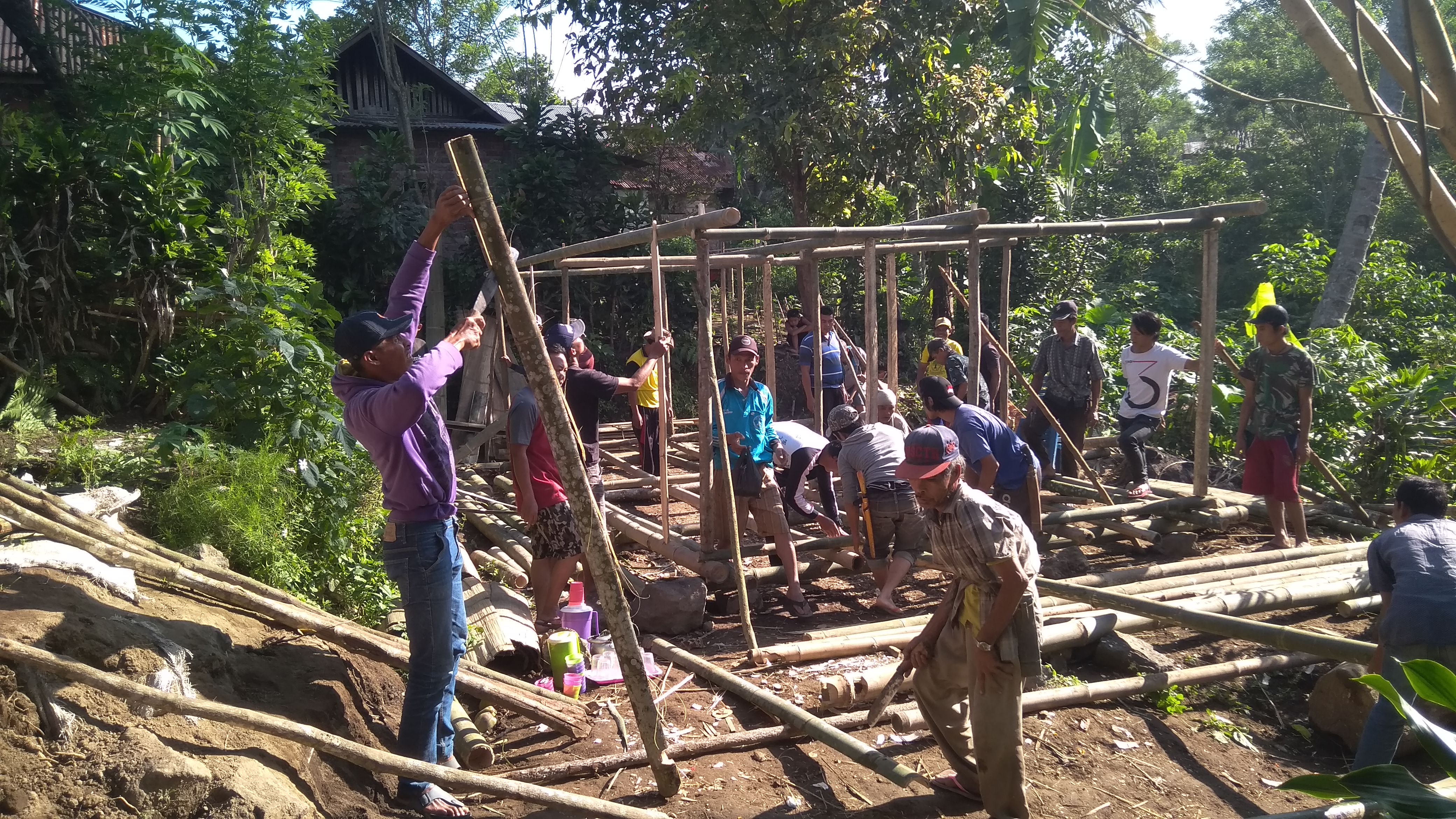 Namun, gotong royong juga bisa dilakukan bersama dengan keluarga untuk membereskan pekerjaan rumah lho. Tradisi Gotong Royong Buat Rumah Masyarakat Desa Batu Ampar Desa Batu Ampar