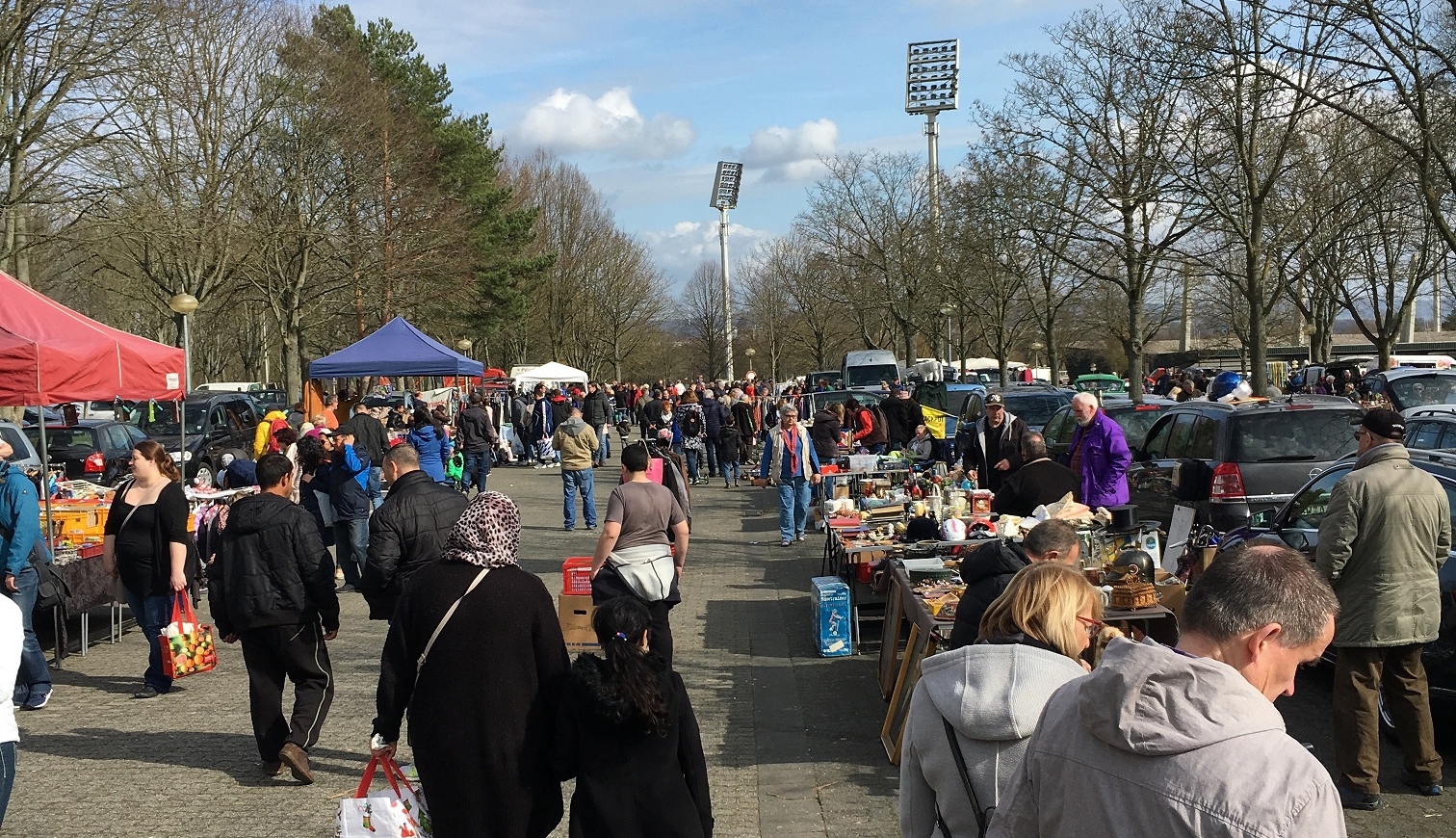 Trödeln unter den Bäumen am Parkstadion Baunatal