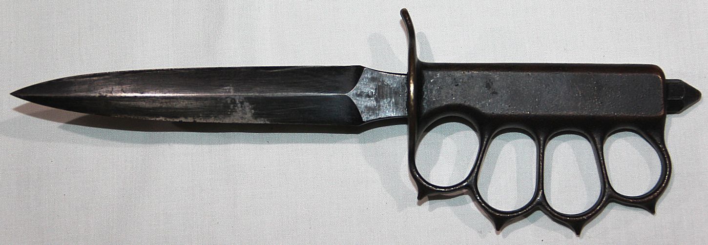 B214. WWI 1918 MKI KNUCKLE TRENCH KNIFE WITH SCABBARD - B & B