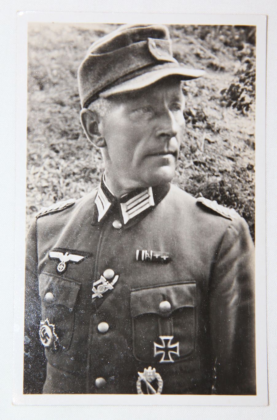 R028. WWII GERMAN GERMAN CROSS WINNER OBERST FEURING POSTCARD