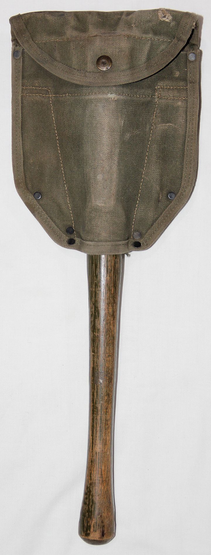 S102. KOREAN WAR 1952 DATED ENTRENCHING TOOL SHOVEL AND USMC COVER