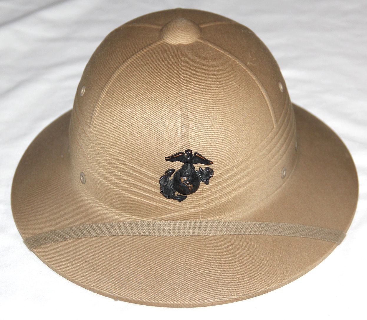 T349. VIETNAM 1966 DATED USMC SUN PITH HELMET WITH EG&A - B & B