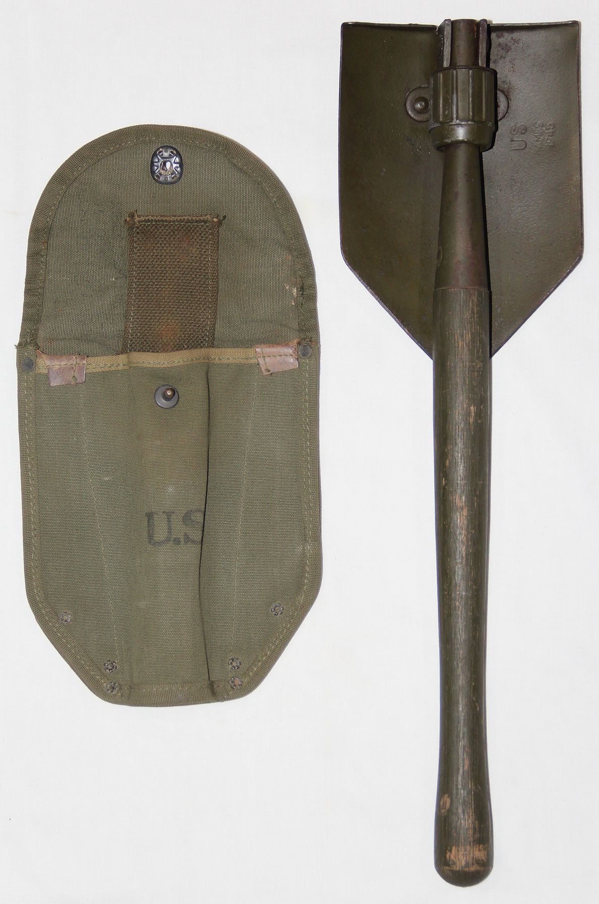 E592. WWII-KOREA FOLDING ENTRENCHING TOOL SHOVEL WITH COVER - B