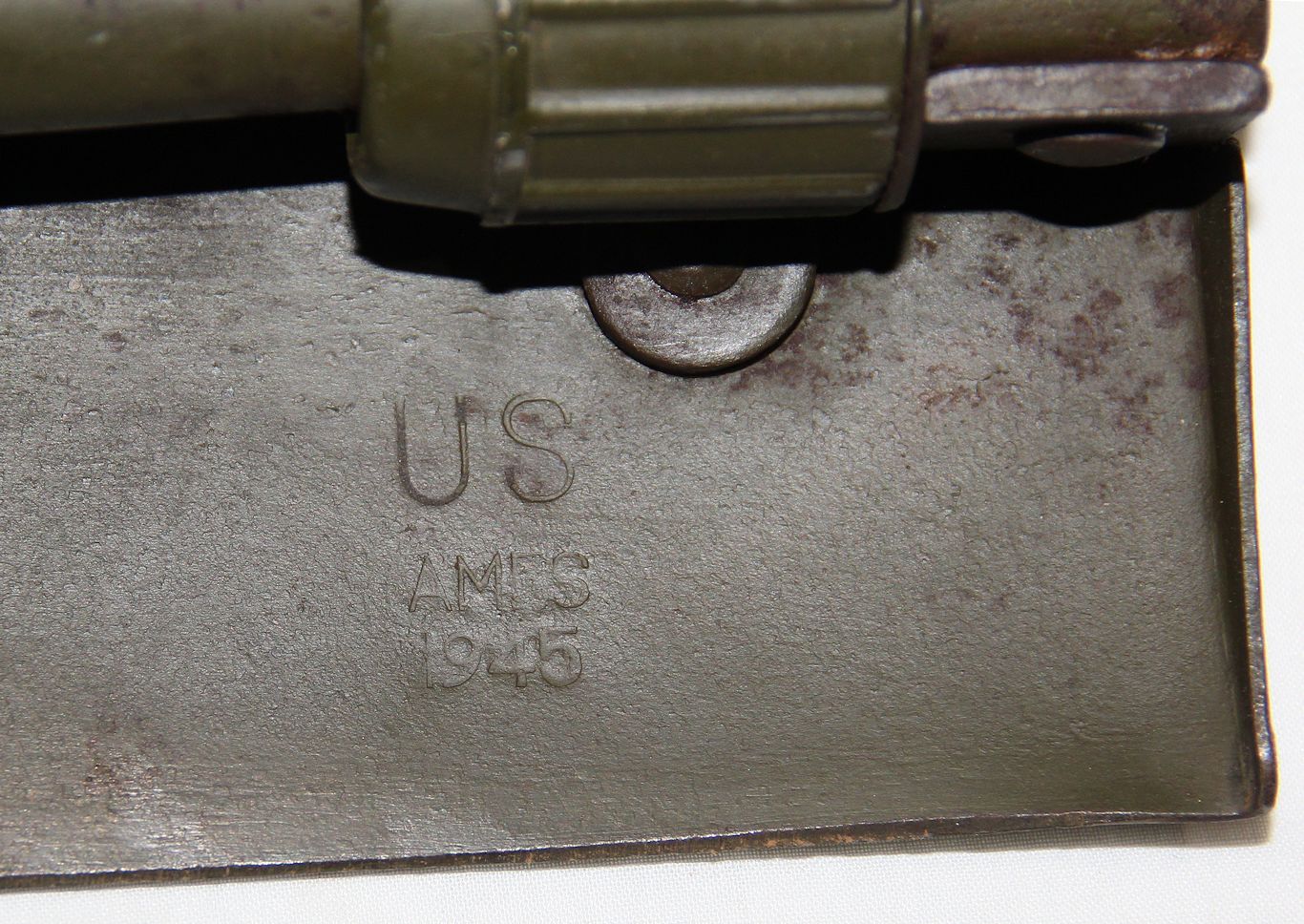 E592. WWII-KOREA FOLDING ENTRENCHING TOOL SHOVEL WITH COVER - B