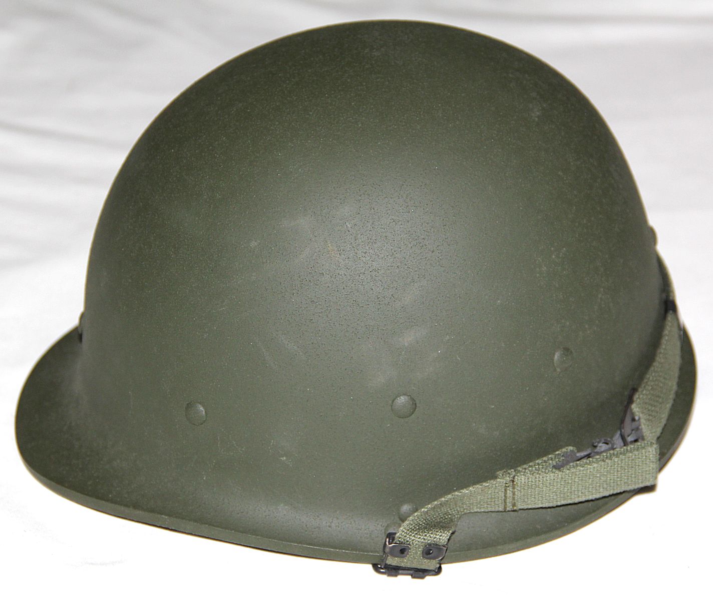 U106. UNISSUED IRAQI COMBAT HELMET WITH CAMOUFLAGE COVER