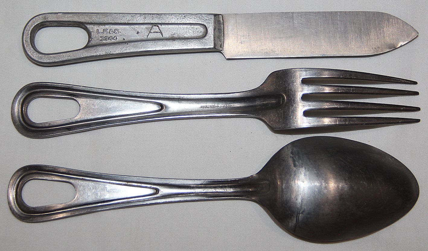 E892. EARLY WWII 1942 MESS KIT WITH KNIFE FORK AND SPOON - B & B