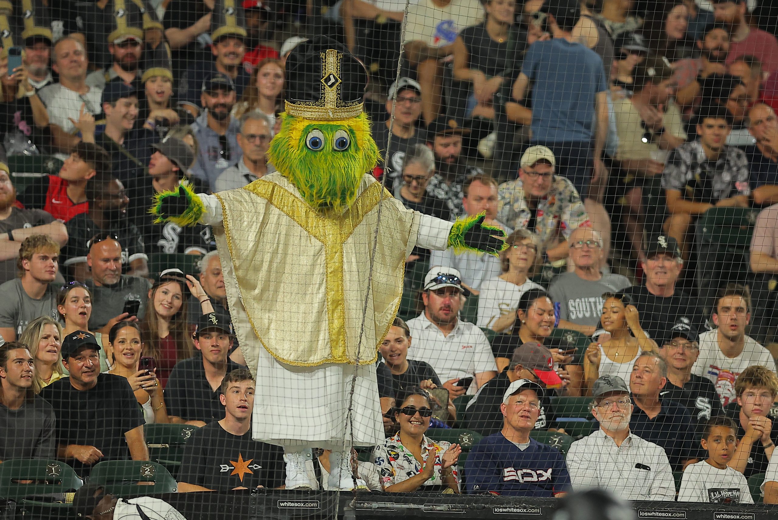 White Sox Celebrate Pope Leo XIV with Papal Hat Giveaway & Peace Sign! (2026)