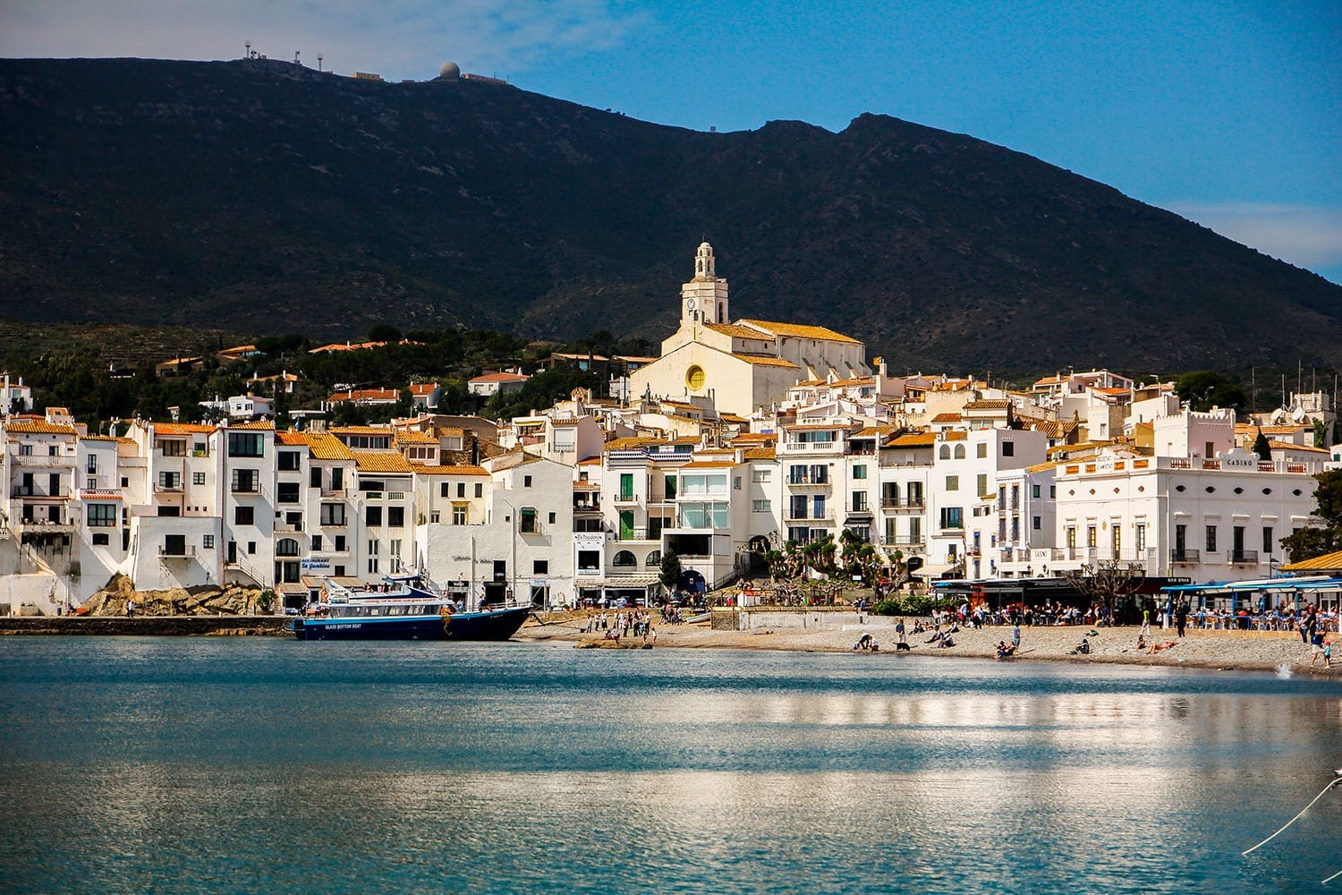 Here is an explanation of why spanish speakers sometimes use que to mean that and sometimes use de que. terry vine / getty images the distinction between de que and que in spanish can be confusing because they are both frequently used. Excursiones Cerca De Barcelona Barcelona Prestige