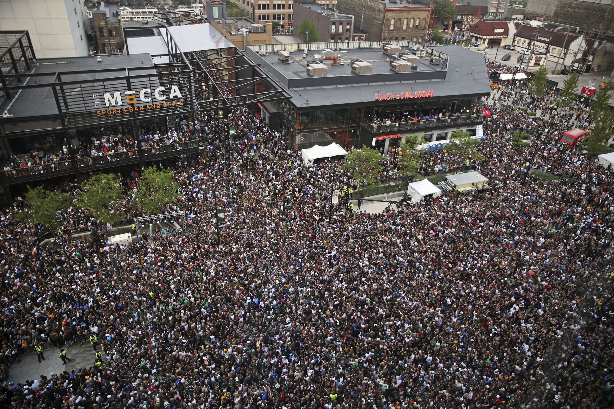 Visit Milwaukee Art Events In Milwaukee Then venture to Blu Bar and Lounge on the Pfister Hotels 23rd floor and sip champagne while enjoying a spectacular panoramic view of the Downtown fireworks.