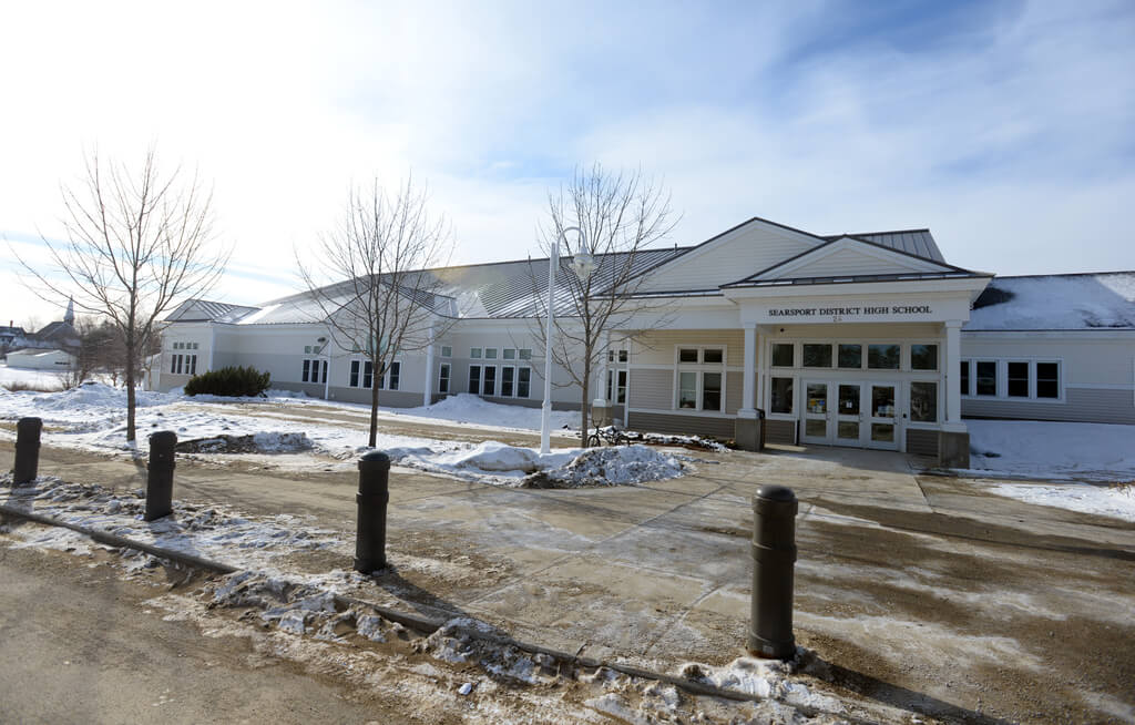 COVID outbreak pushes holdout Maine school district to require masks