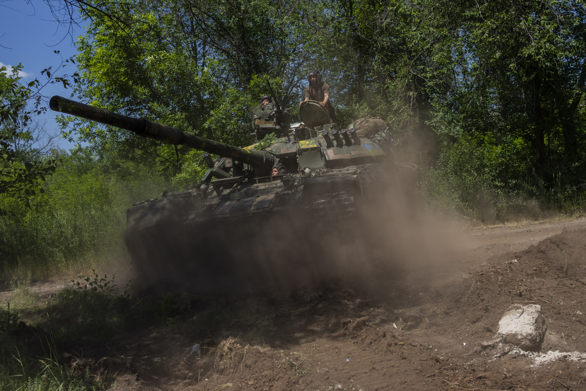 Ukrainian troops move a tank in the country's east, where Russia claimed control of swaths of land.
