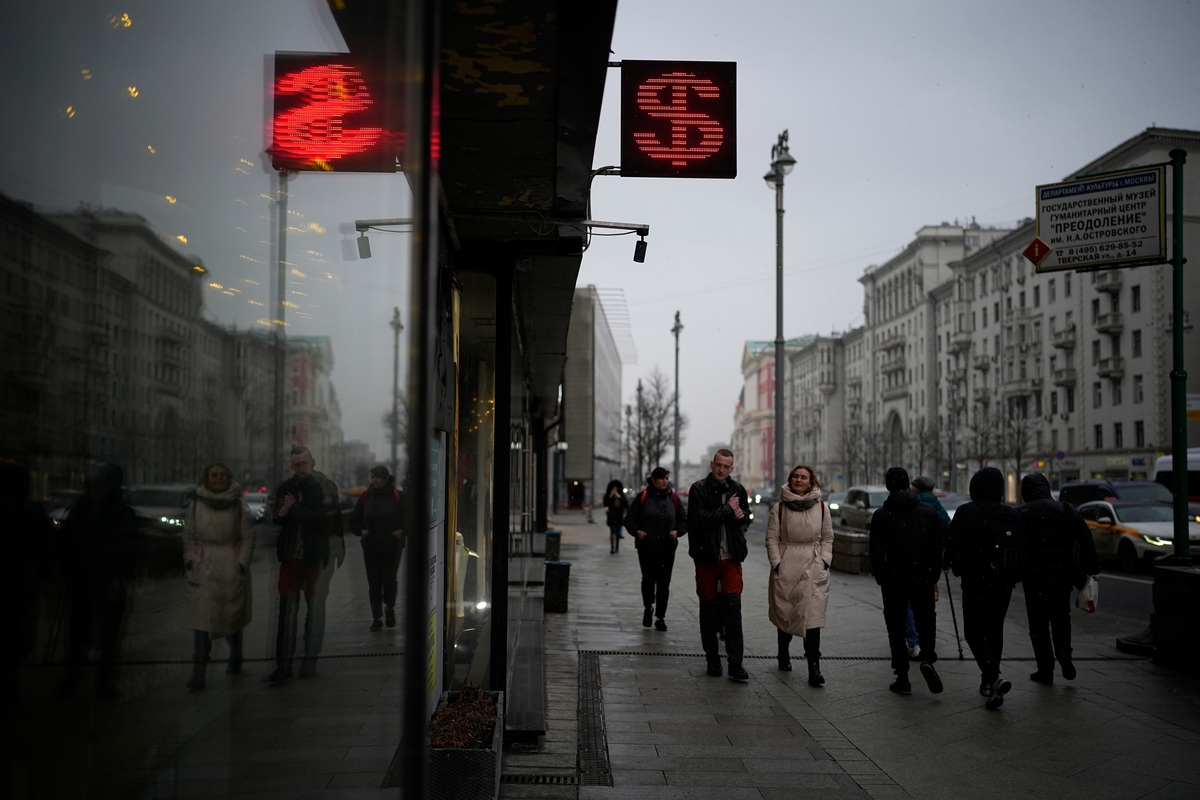The economic isolation of Russia has made it nearly impossible for states to completely divest of any Russian assests.
