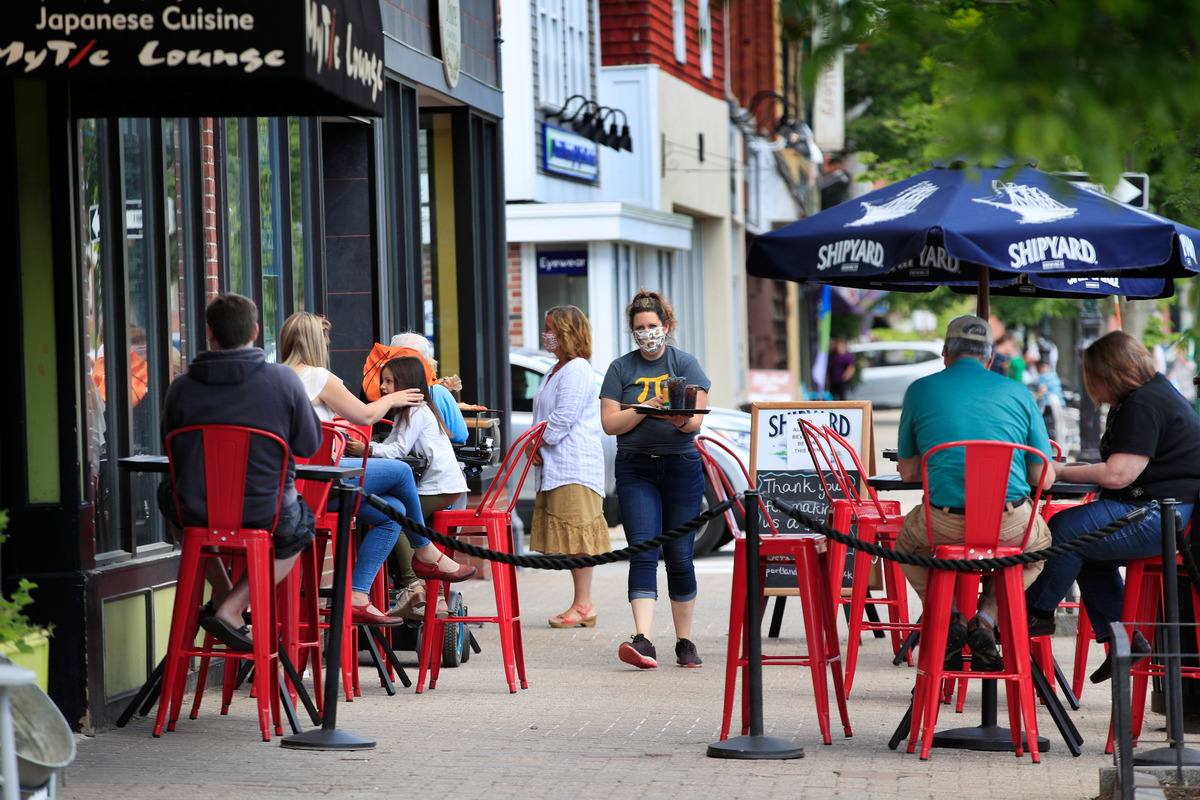 Portland servers and restaurant owners are fighting a proposal to eliminate the tip credit in the city.