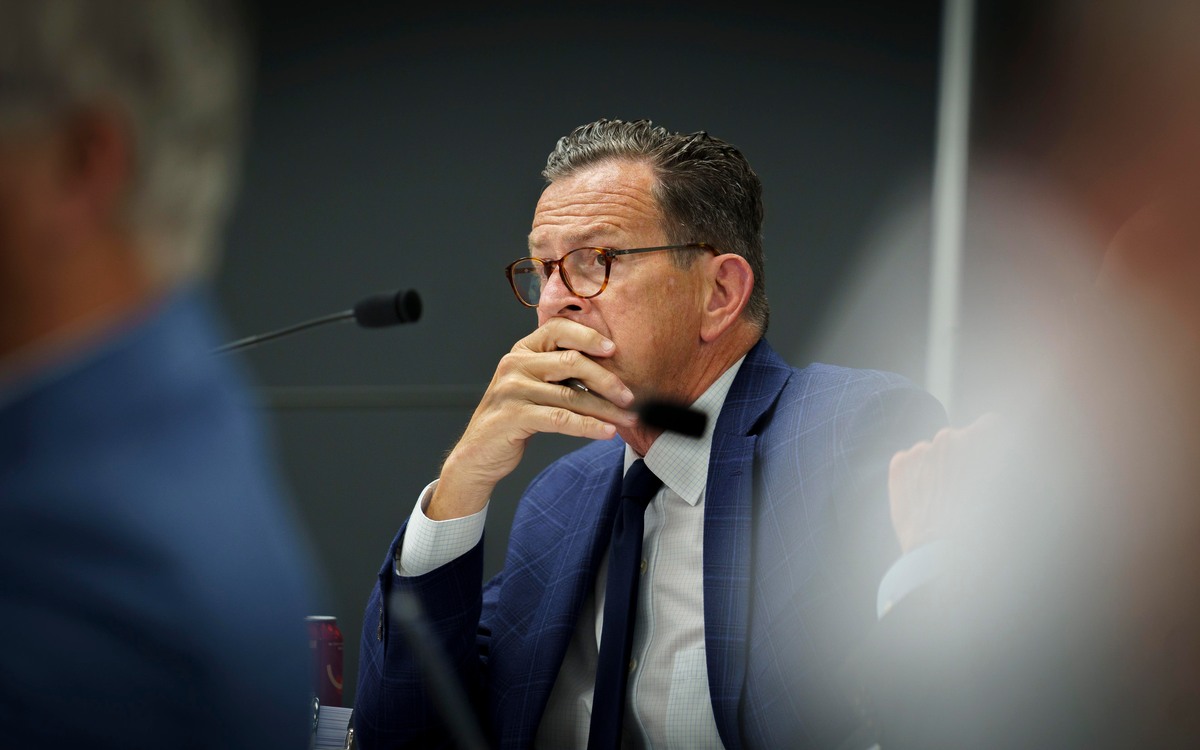 The university system's accreditor criticized this week its use of outside consultants, while highlighting some of the system's strengths.