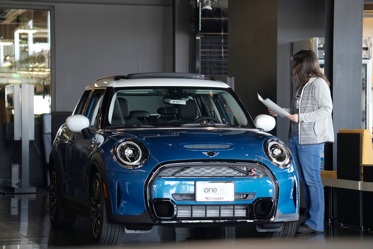 A third of surveyed economists now expect a 2023 recession to begin in the April-June quarter.