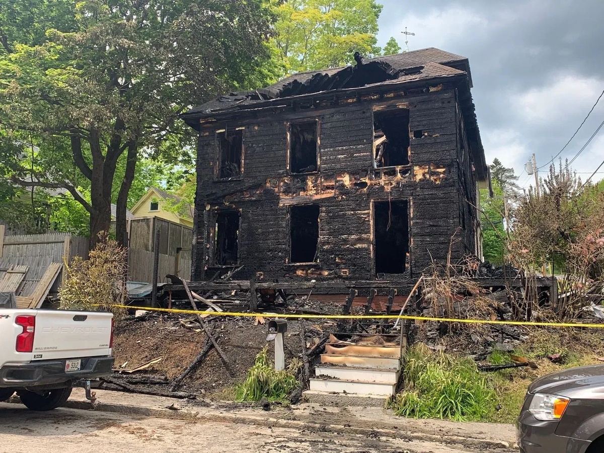 Mohamad Daaboul grabbed a ladder and helped the father and his 6-year-old daughter off the roof of their burning home.