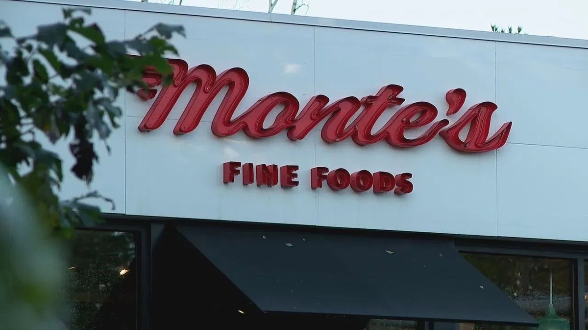 David Portnoy gave Monte's Roman style pizza 8.4 out of 10, saying it had a great sauce and a crunch that was "out of this world."