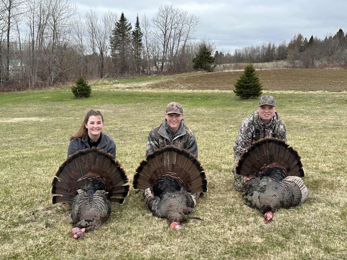 3 teens shoot their turkeys at same time after a countdown