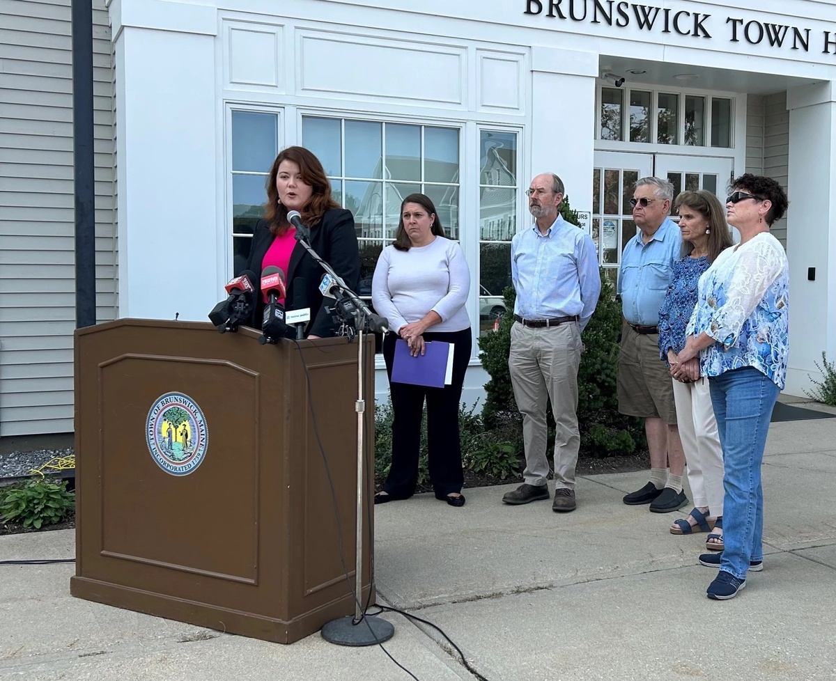 Lawmakers call for Brunswick airport’s executive director to resign