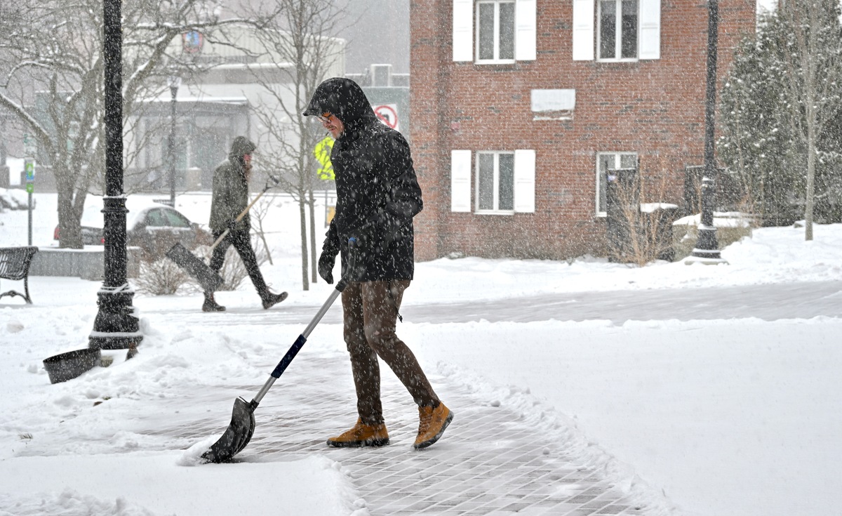 How much snow has fallen in Maine on Monday