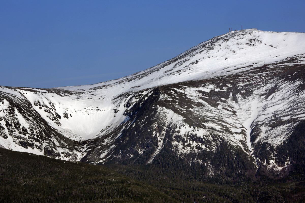 Snowboarder outrunning avalanche on Mt. Washington caught on video