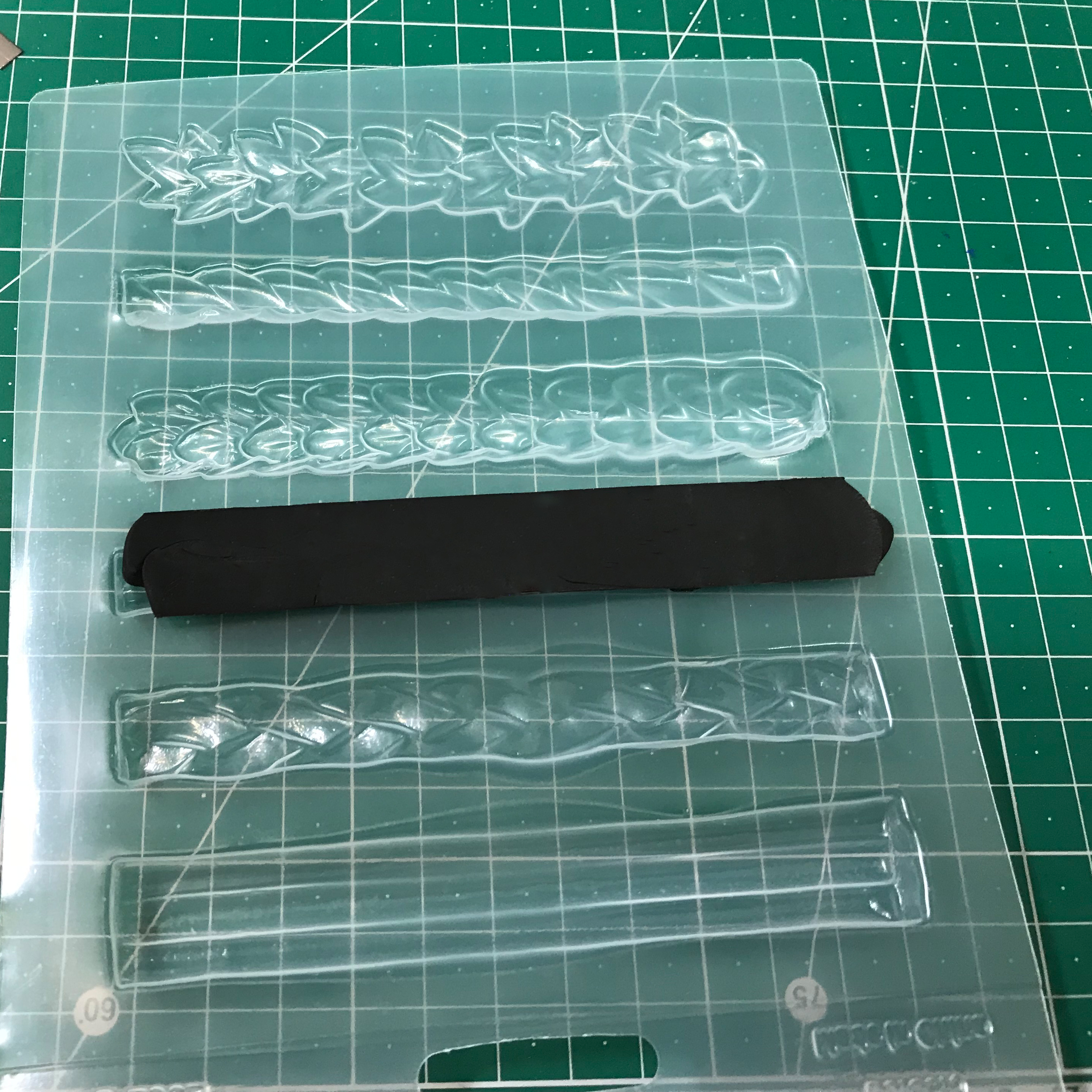 auf die Form legen, leicht zusammenbiegen und hineinpressen / lay flat on the mold fold slighly and push in