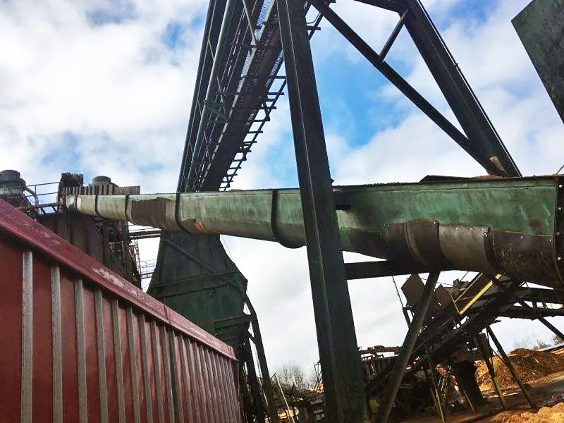 Screw conveyor with patches